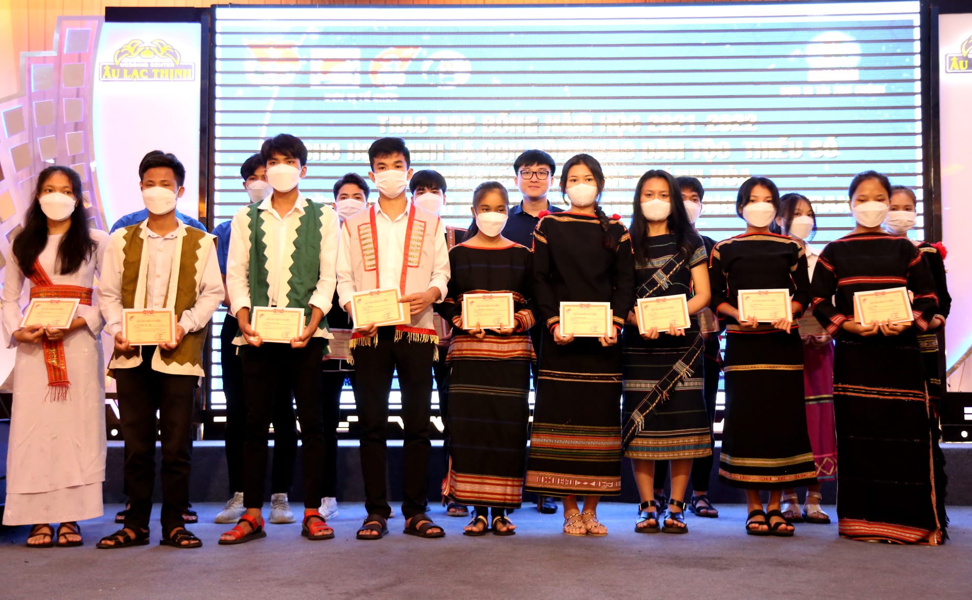 Trao học bổng cho con em cán bộ chiến sĩ, học sinh dân tộc thiểu số tỉnh Khánh Hoà