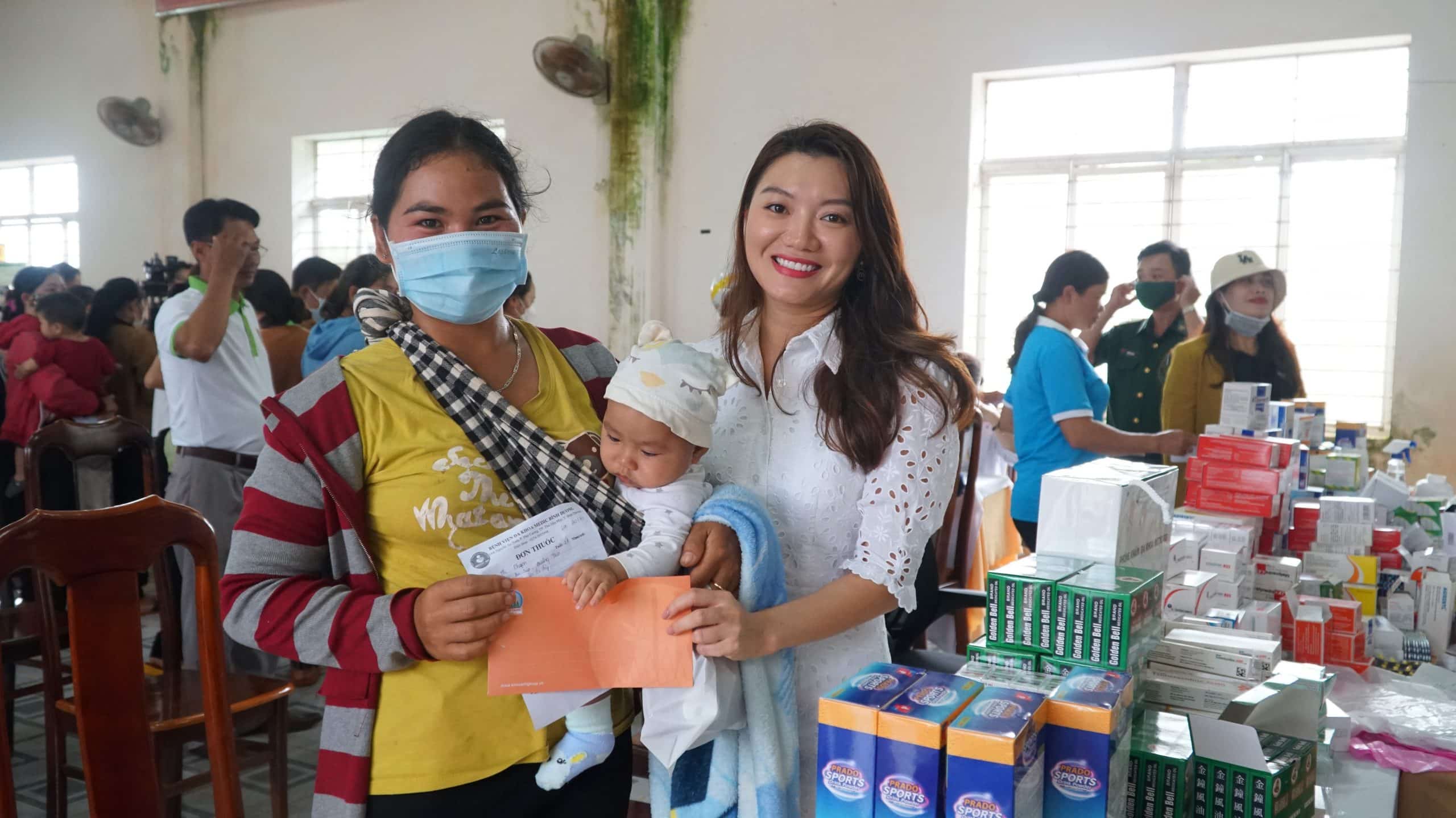 Quỹ Từ thiện Kim Oanh tặng quà đến phụ nữ khó khăn ở vùng biên giới