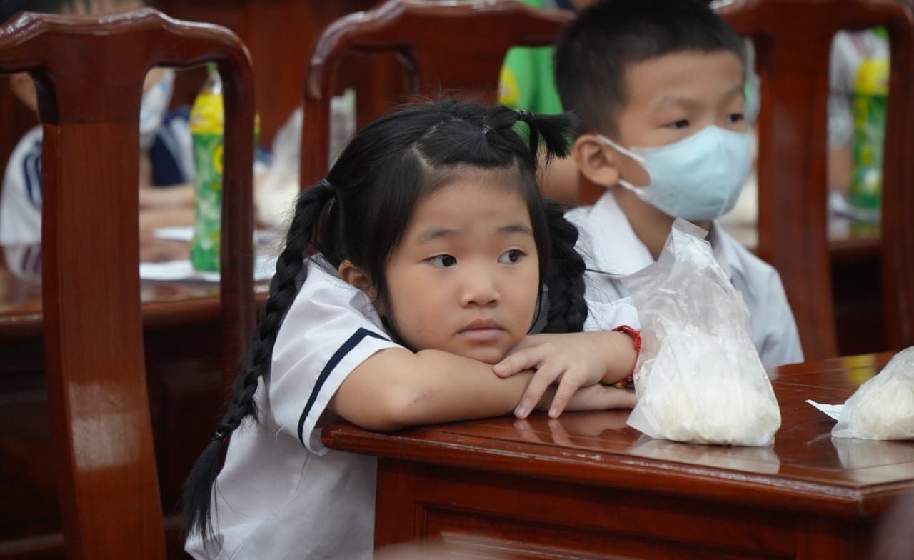 Tặng học bổng cho học sinh kém may mắn tại TP. Thuận An
