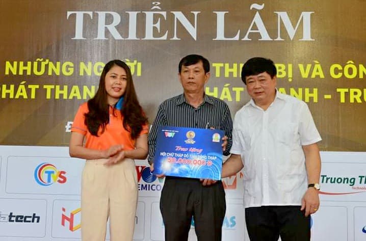 TRAO TẶNG KINH PHÍ XÂY DỰNG NHÀ CHỮ THẬP ĐỎ CHO HỘ NGHÈO TẠI TỈNH ĐỒNG THÁP