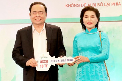 KIM OANH TRAO TẶNG 180 CĂN NHÀ ĐẠI ĐOÀN KẾT