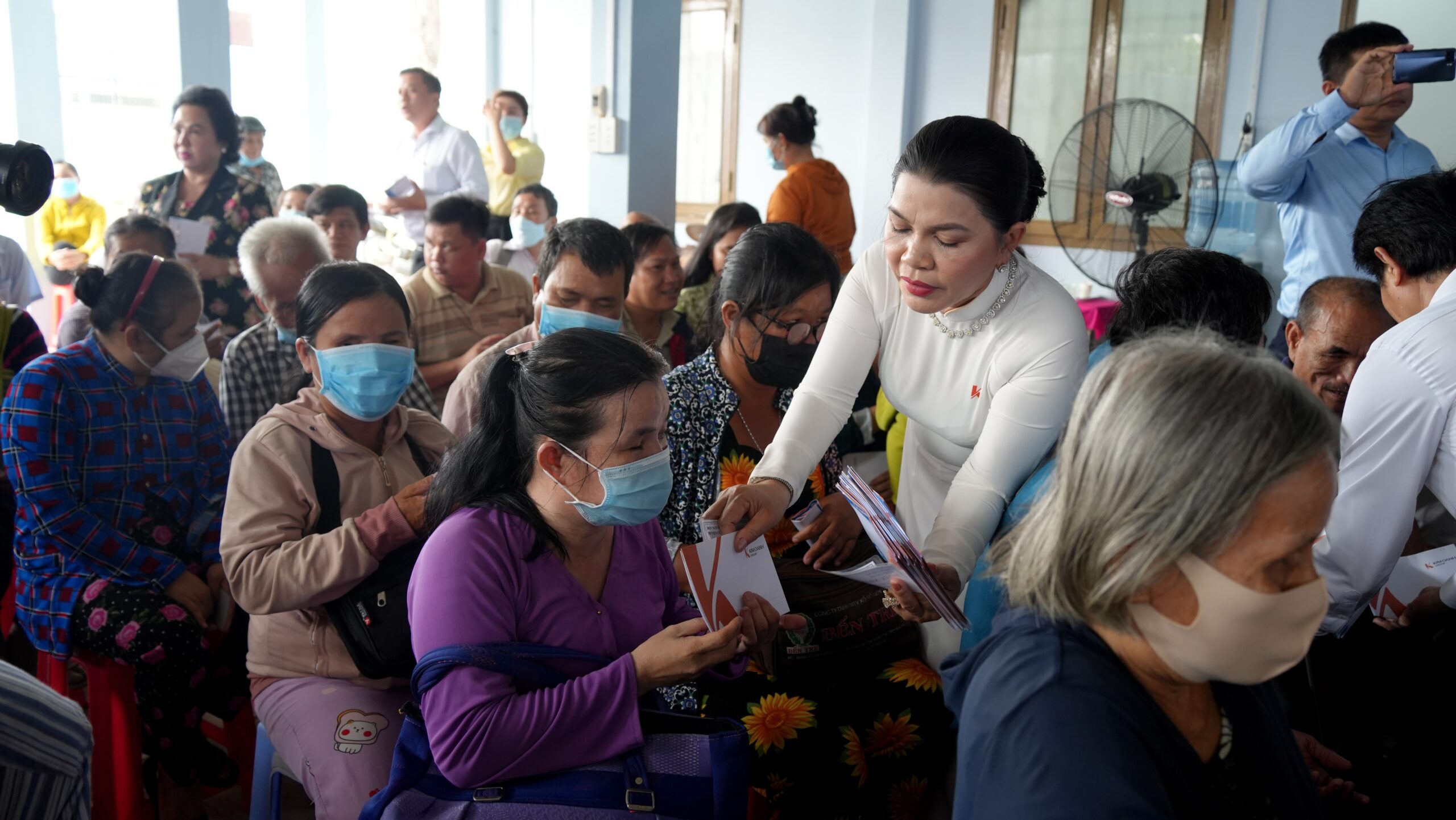 Quỹ Từ thiện Kim Oanh viếng cố Thủ tướng Phan Văn Khải, tặng quà Hội người mù huyện Củ Chi