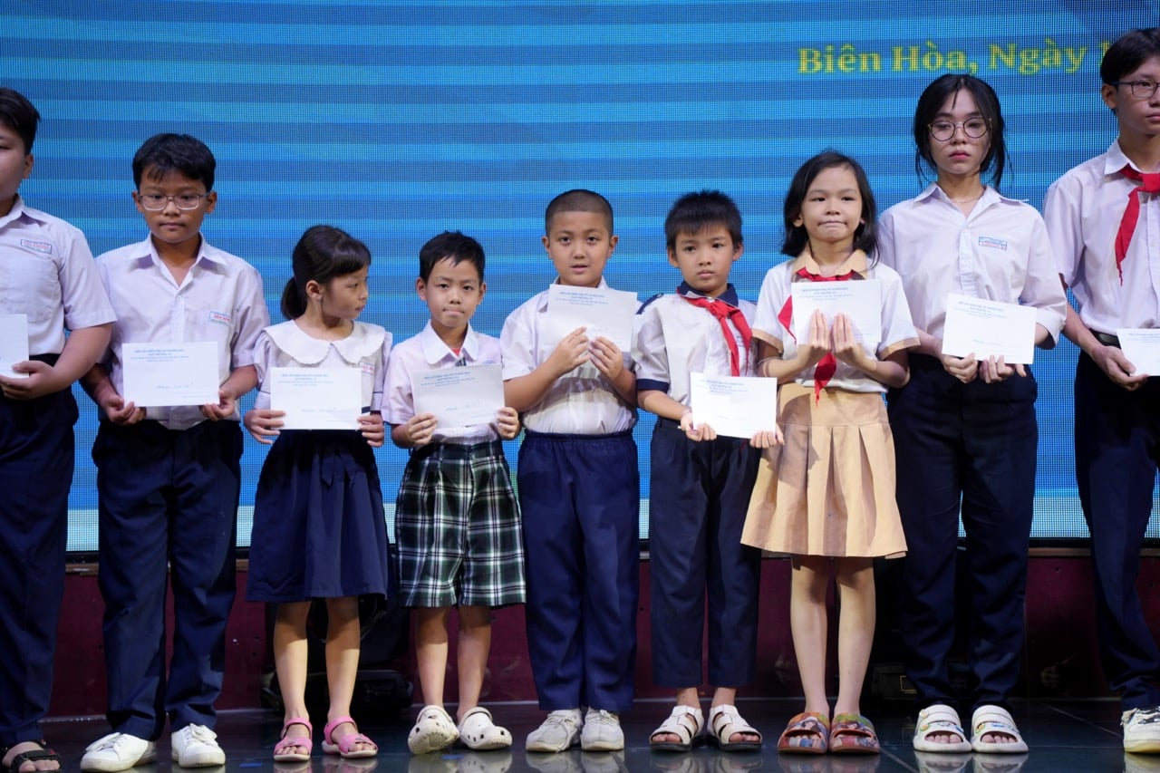 Tặng học bổng hỗ trợ trẻ em mồ côi tại TP.Biên Hoà