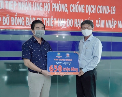 KIM OANH GÓP 650 TRIỆU ĐỒNG VÀO CÔNG CUỘC PHÒNG CHỐNG DỊCH COVID-19 VÀ HỖ TRỢ NGƯỜI DÂN VÙNG HẠN MẶN