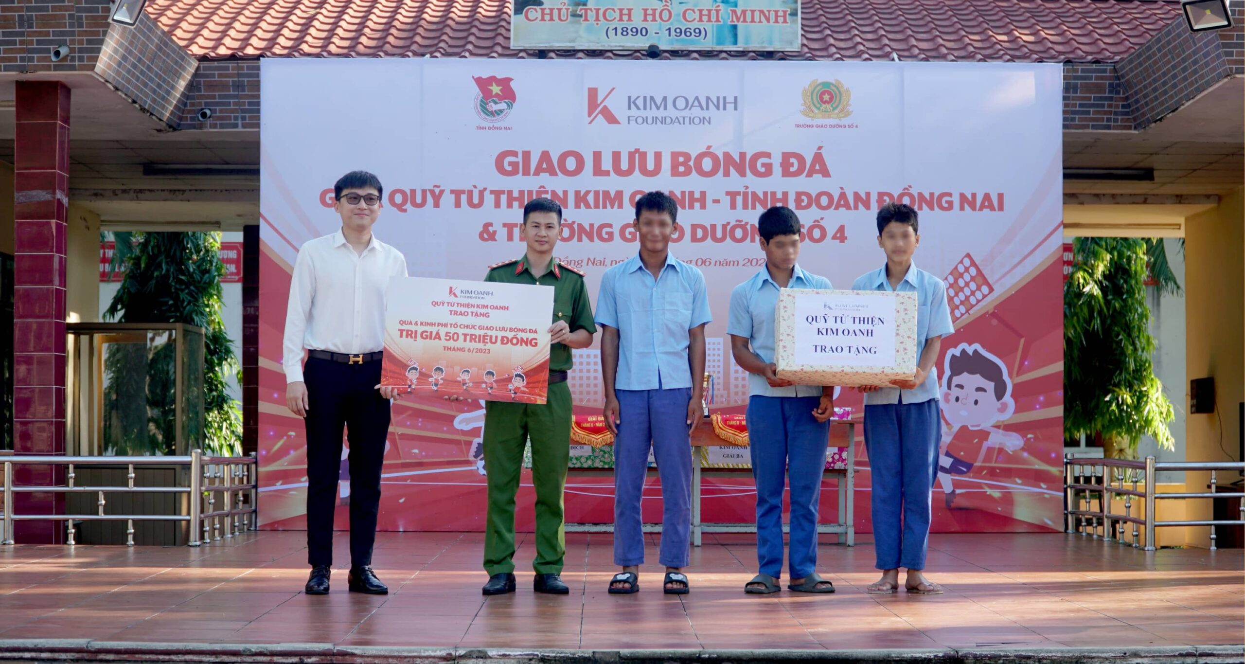 Tặng quà, tổ chức bóng đá cho học sinh tại trường Giáo dưỡng số 4