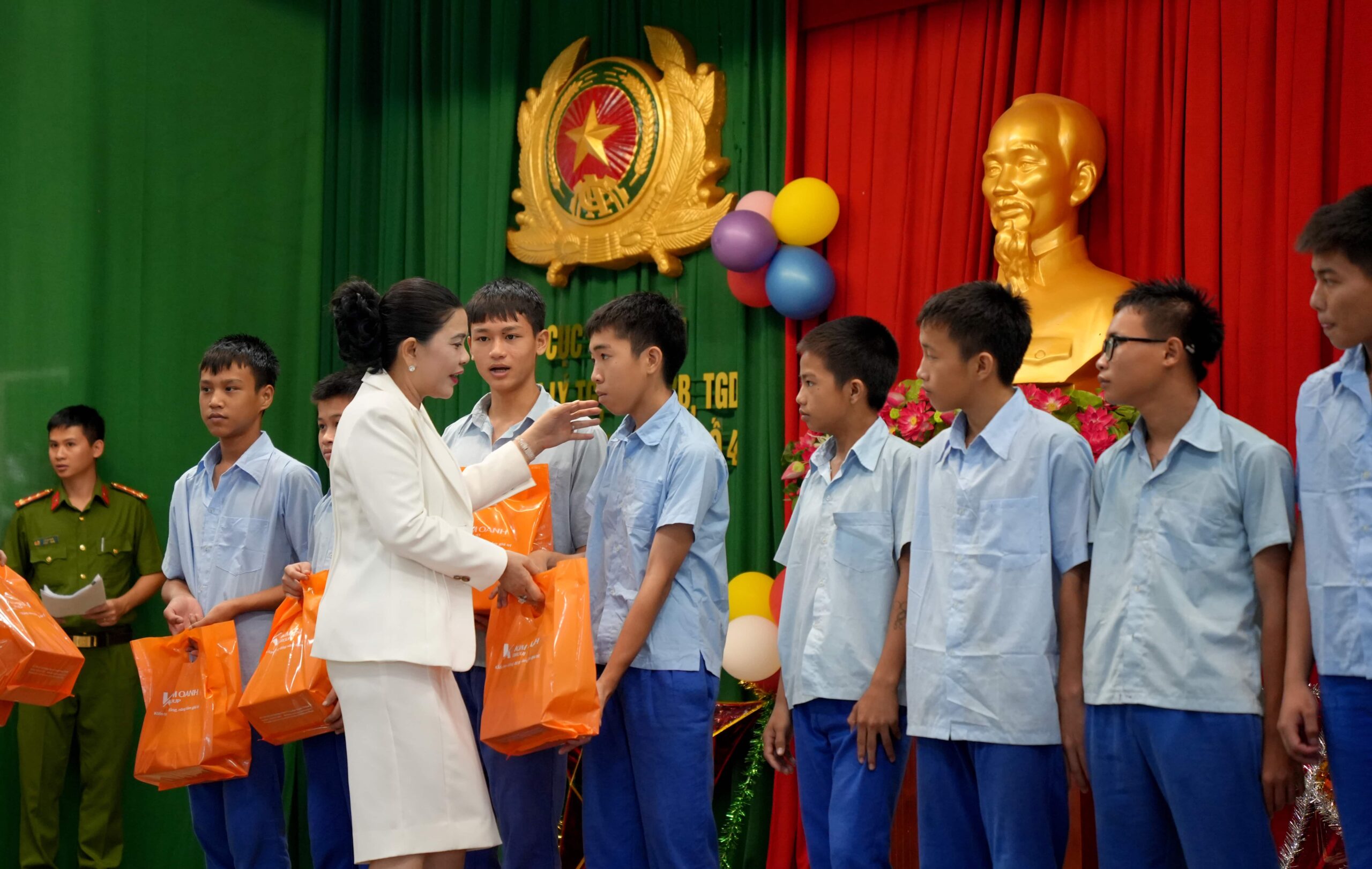 Chuyện Trăng Non tặng quà bánh, giao lưu văn nghệ cùng học sinh Trường Giáo dưỡng số 4