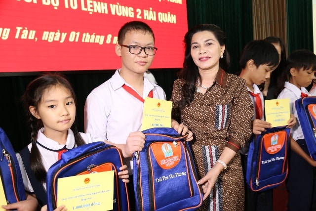 KIM OANH GROUP TRAO HỌC BỔNG CHO CON CÁN BỘ CHIẾN SĨ HẢI QUÂN