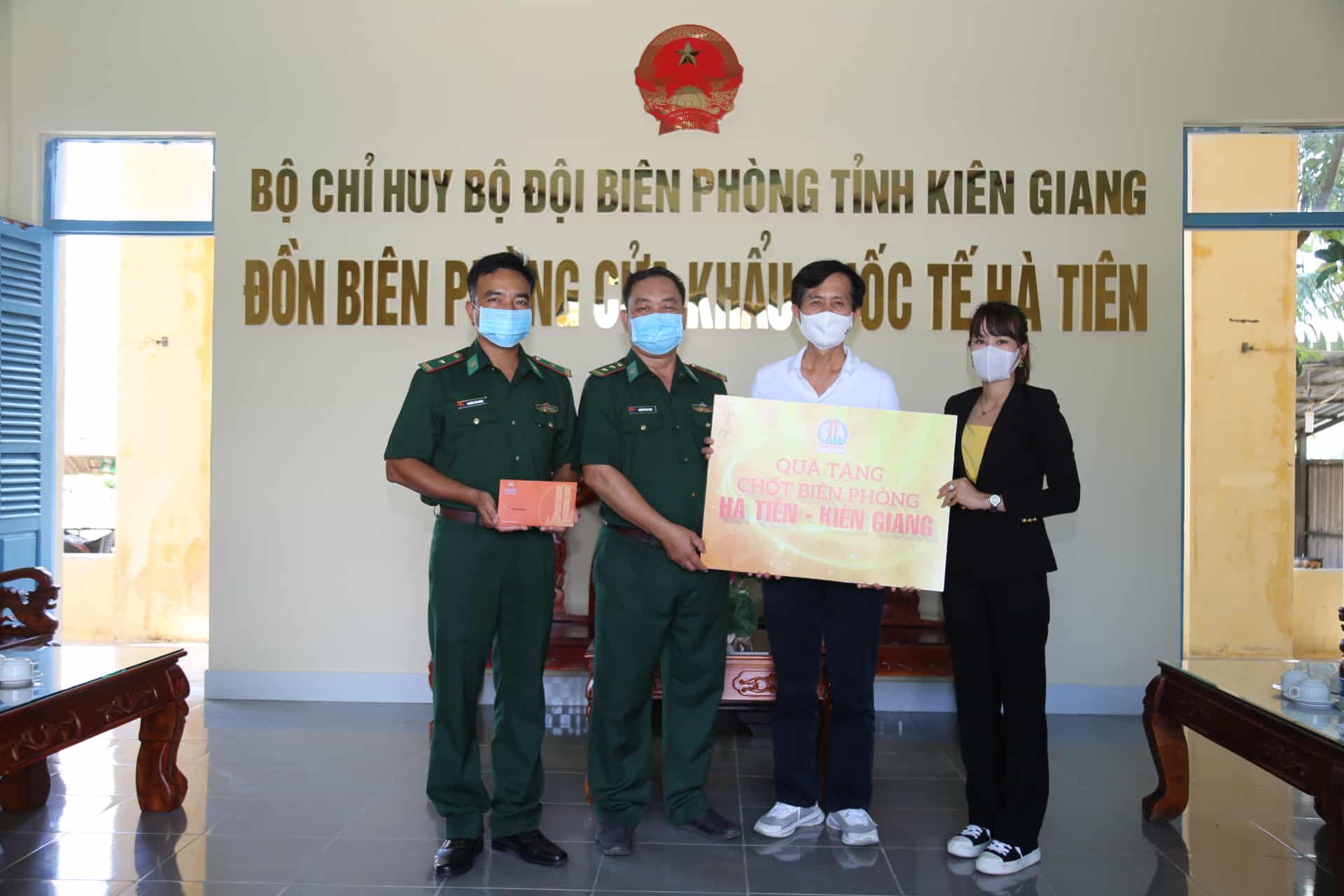 TẶNG QUÀ LỰC LƯỢNG BẢO VỆ BIÊN GIỚI, PHÒNG CHỐNG DỊCH COVID-19