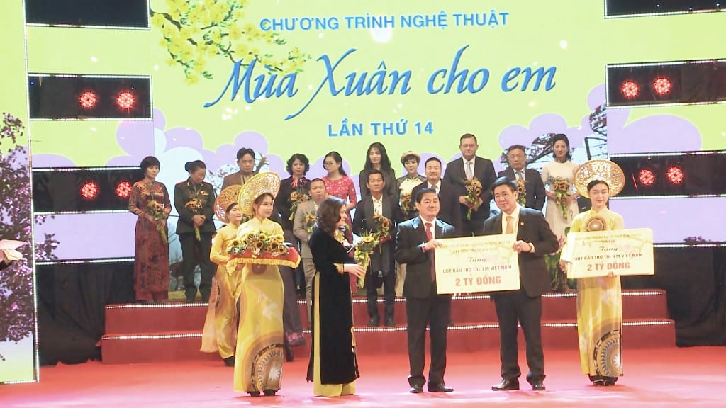 TỪ THIỆN KIM OANH ĐÓNG GÓP 2 TỶ ĐỒNG HỖ TRỢ CÁC HOẠT ĐỘNG CHĂM LO CHO TRẺ EM