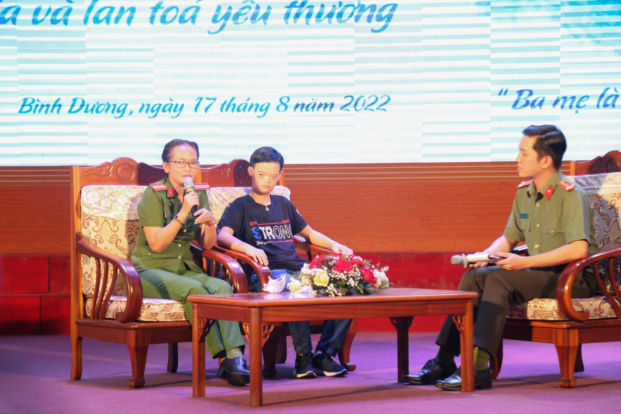 Tặng 20 sổ tiết kiệm đến con em kém may mắn trong lực lượng công an tỉnh Bình Dương