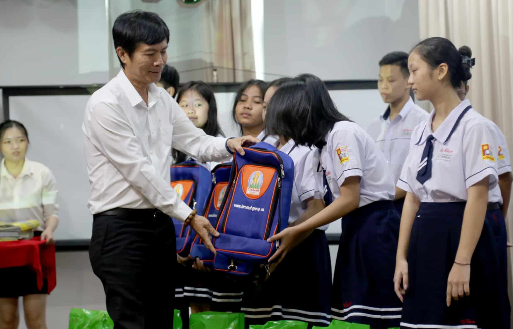 Học bổng Vừ A Dính tiếp sức tinh thần cho học sinh
