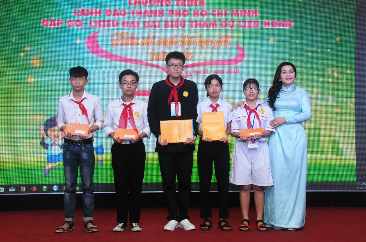 TỪ THIỆN KIM OANH TIẾP THÊM SỨC MẠNH CHO CÁC EM THIẾU NHI TRÊN HÀNH TRÌNH VƯỢT KHÓ