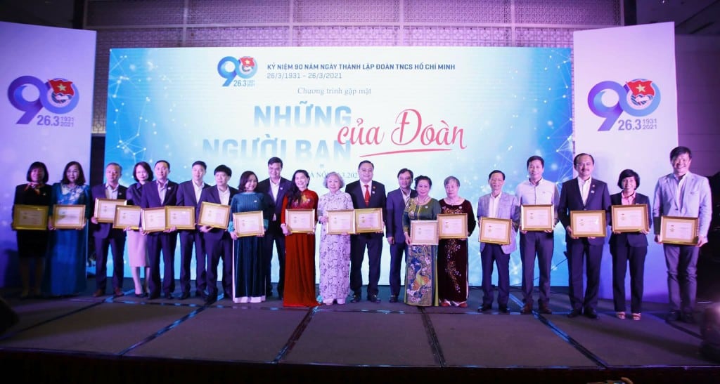 BÀ ĐẶNG THỊ KIM OANH NHẬN KỶ NIỆM CHƯƠNG VÌ THẾ HỆ TRẺ