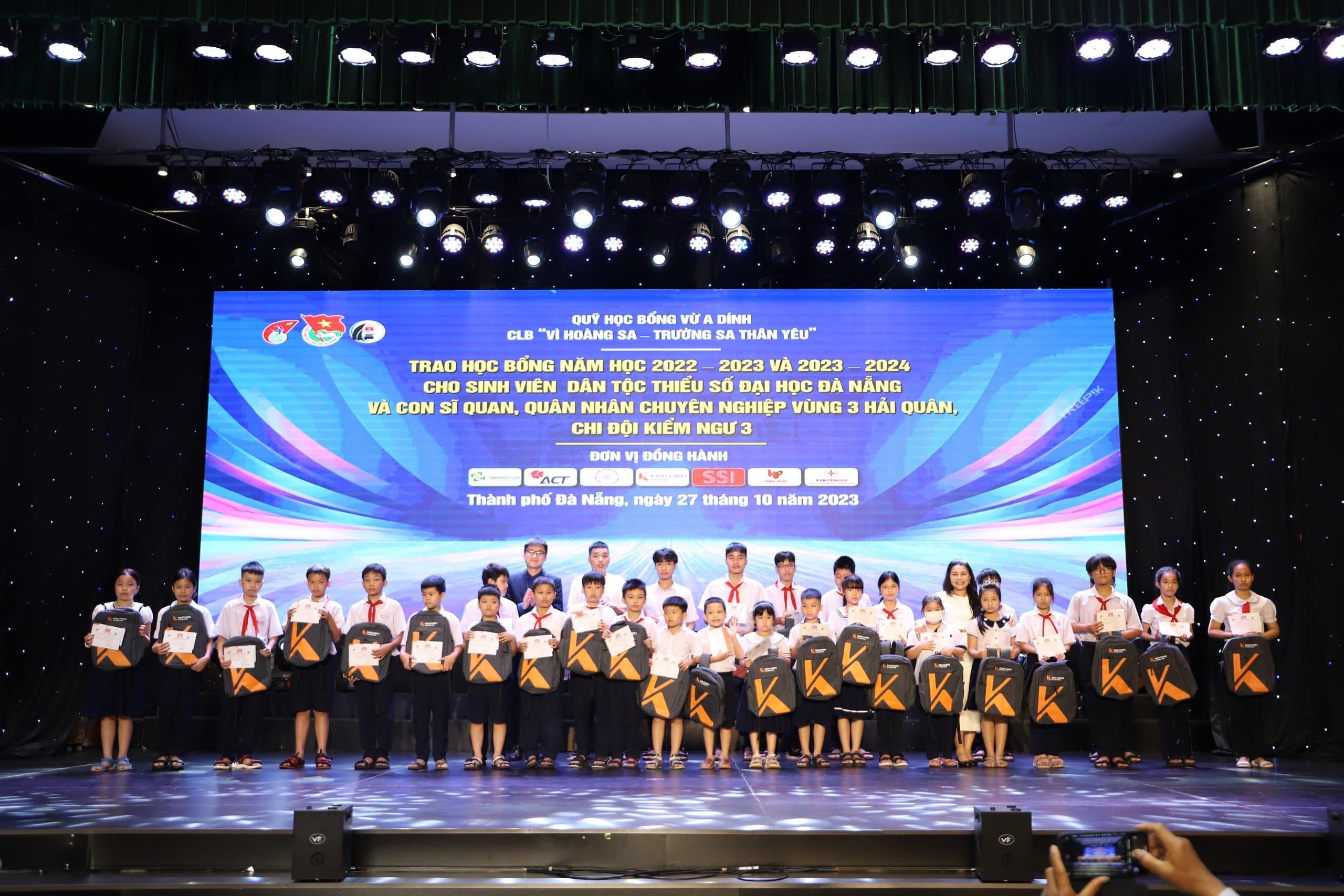 Quỹ Từ thiện Kim Oanh trao học bổng Vừ A Dính cho học sinh biển đảo và vùng núi