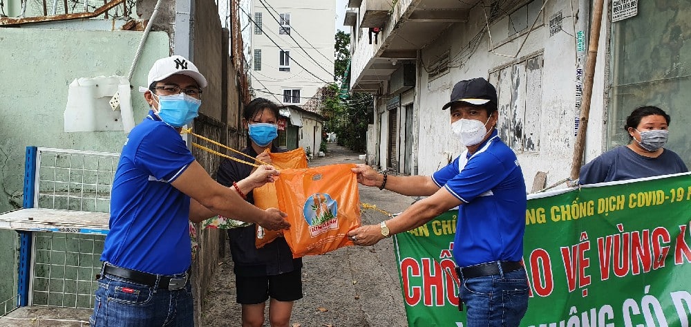 QUỸ TỪ THIỆN KIM OANH TẶNG 180 TẤN GẠO KÈM HÀNG NGÀN PHẦN NHU YẾU PHẨM HỖ TRỢ NGƯỜI DÂN VÙNG DỊCH COVID-19