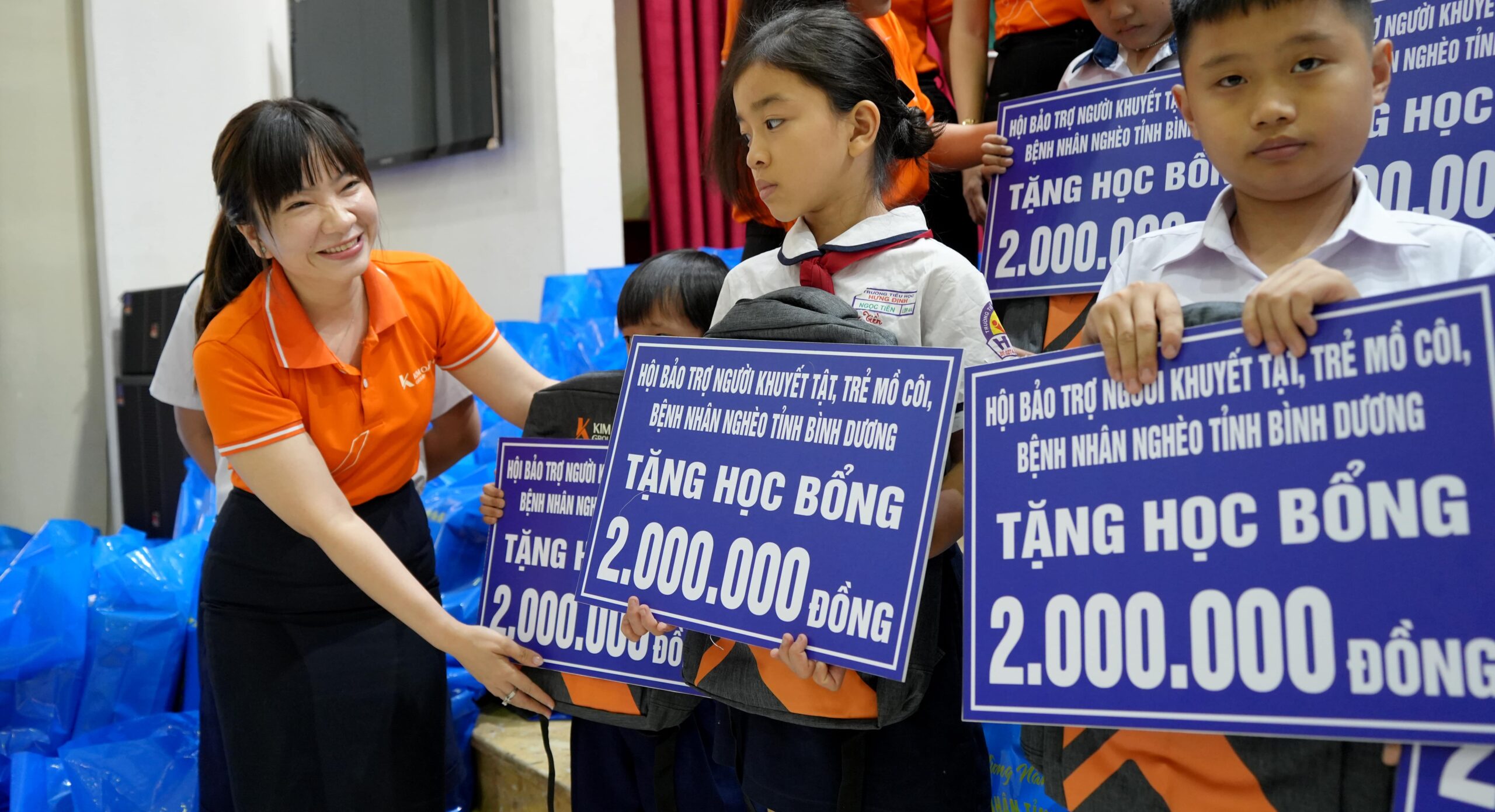 Tặng học bổng cho học sinh vượt khó ở Bình Dương