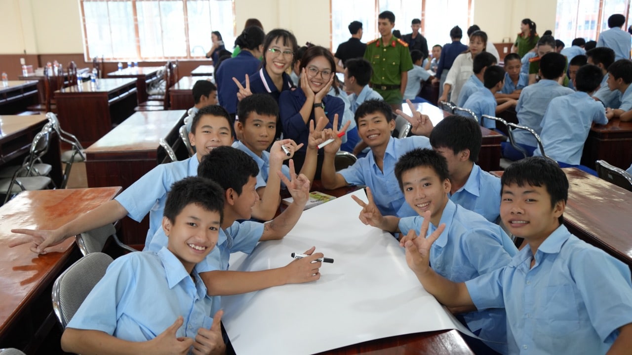 Tặng sách cho học sinh trường giáo dưỡng số 4