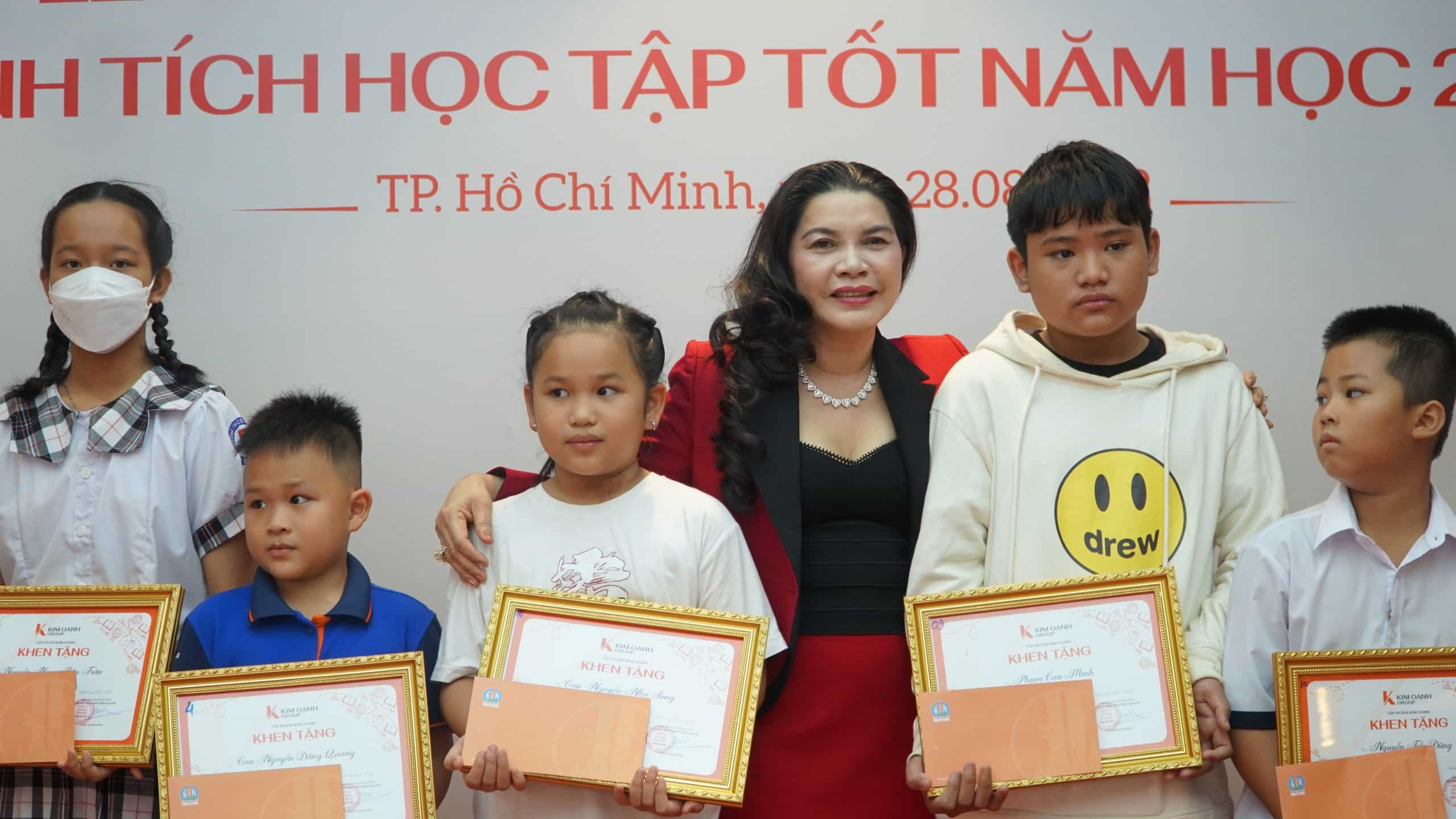 Tặng quà khích lệ con em CBNV và 40 cháu mồ côi trong “Mẹ đỡ đầu” nhân dịp năm học mới