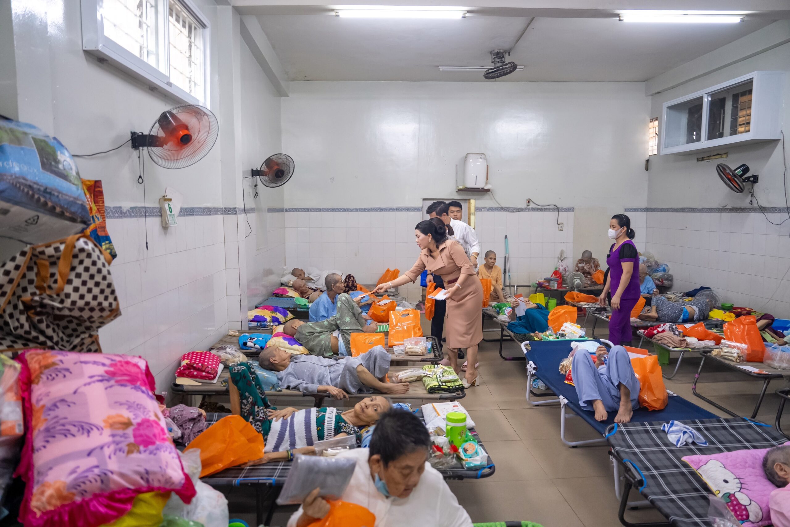 Quỹ Từ thiện Kim Oanh làm món Huế, tặng nhu yếu phẩm cho các cụ già neo đơn