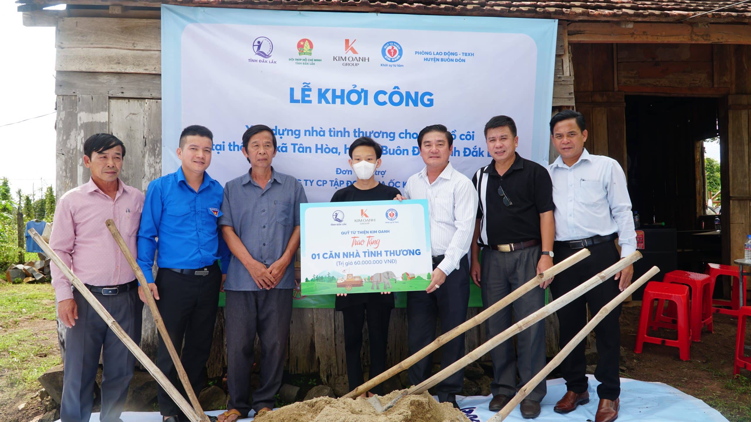 Quỹ Từ thiện Kim Oanh tặng nhà tình thương giúp trẻ mồ côi tại huyện Buôn Đôn