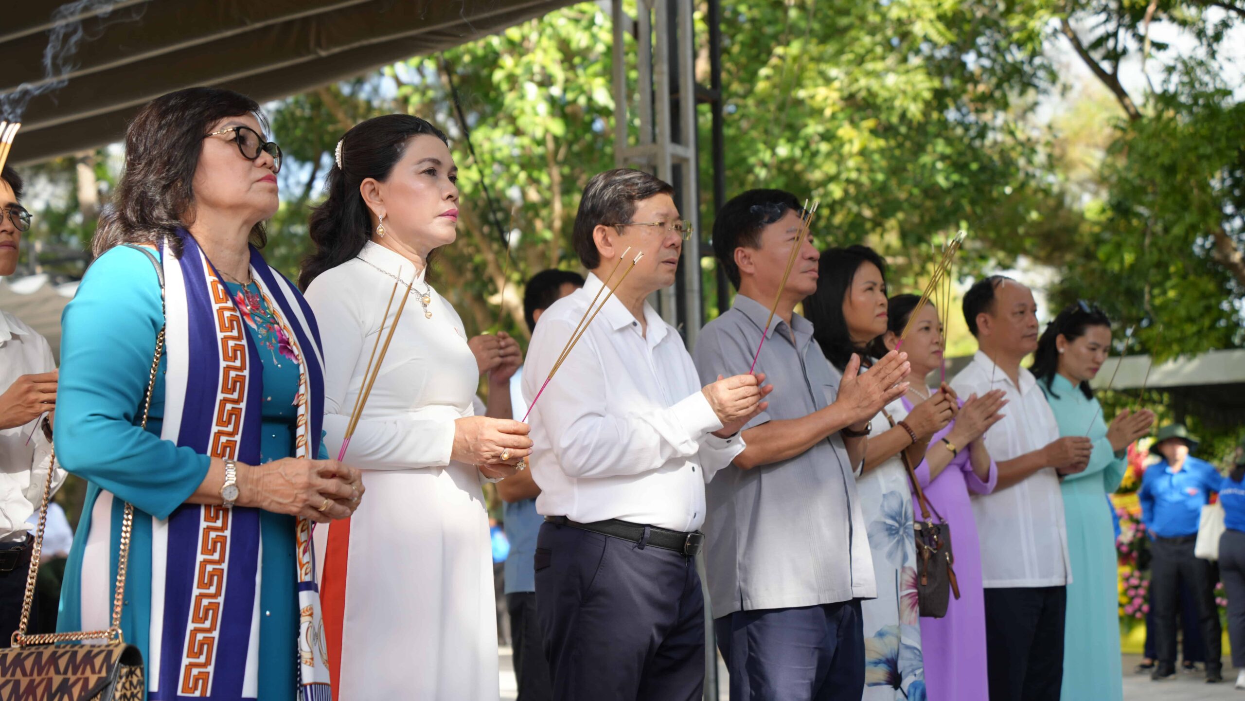 Quỹ Từ thiện Kim Oanh tổ chức lễ cầu siêu tại nghĩa trang Liệt sĩ Trường Sơn, tặng quà gia đình chính sách tại Quảng Trị