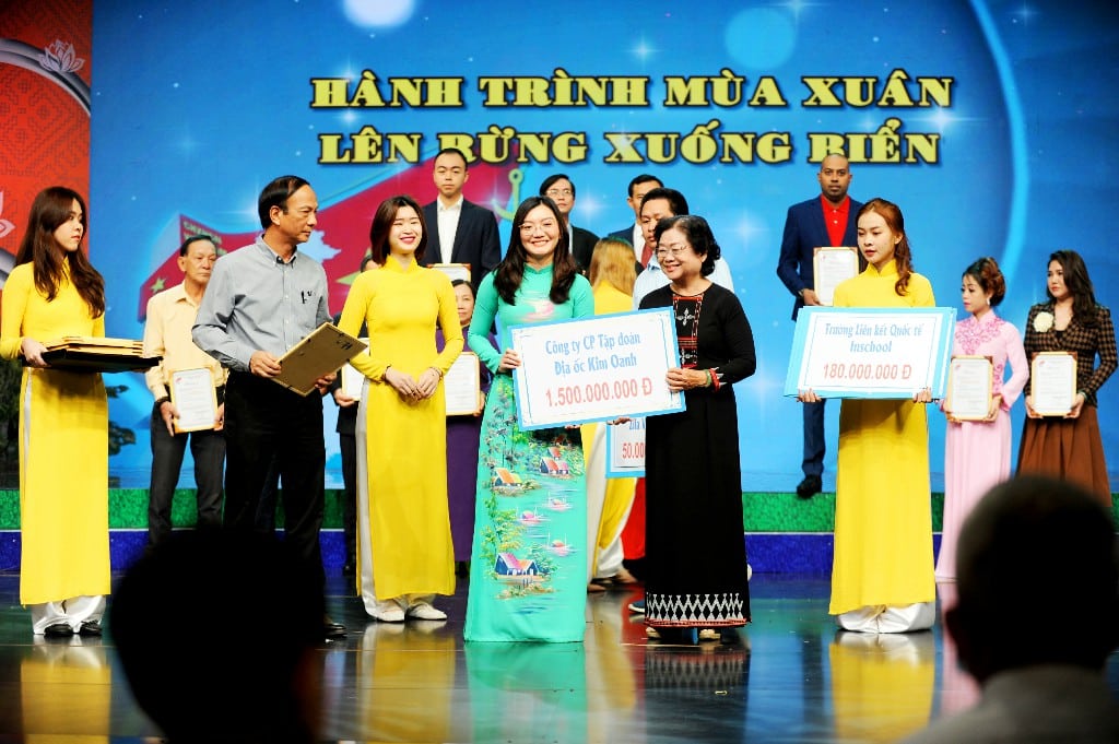 ĐÓNG GÓP 1,5 TỶ ĐỒNG CHĂM LO ĐỜI SỐNG CHO CHIẾN SĨ, NGƯỜI DÂN VÙNG BIỂN ĐẢO VÀ MIỀN NÚI