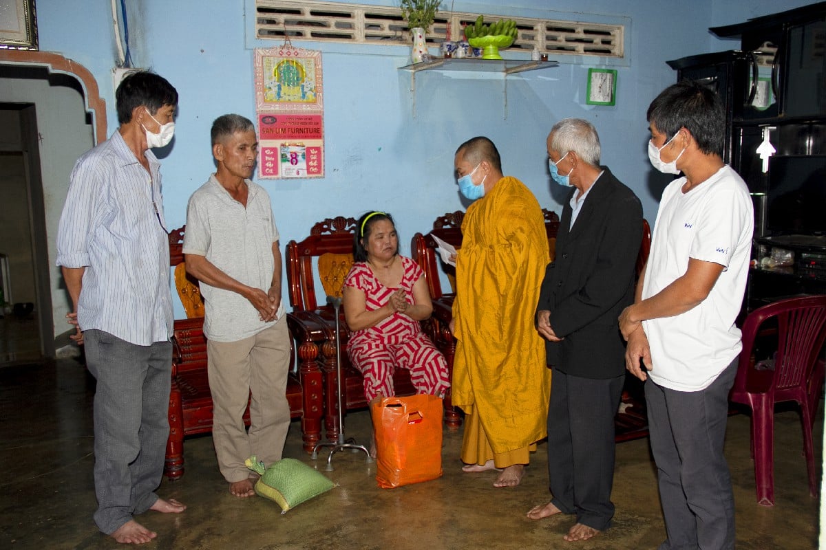 HỖ TRỢ NGƯỜI KHÓ KHĂN BỊ ẢNH HƯỞNG BỞI COVID-19