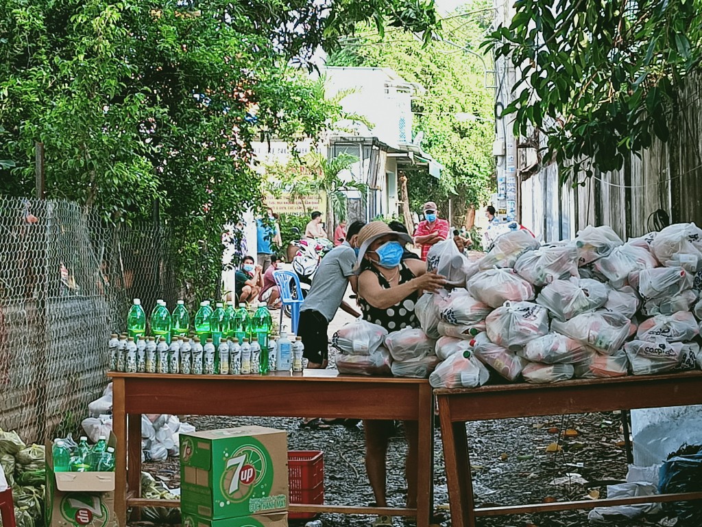 TẶNG QUÀ CÔNG NHÂN BỊ CÁCH LY TẠI NHÀ TRỌ
