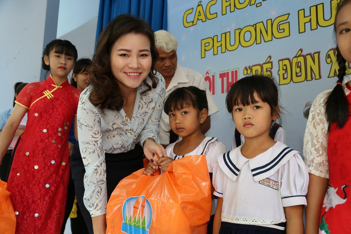 TRAO TẶNG QUÀ TẾT CHO THIẾU NHI NGHÈO TỈNH BÌNH DƯƠNG