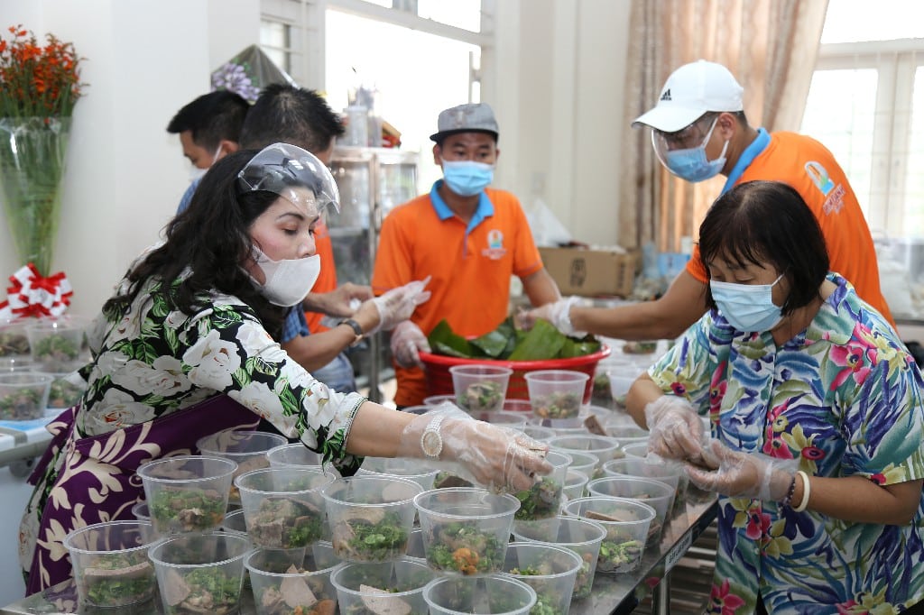 BỮA ĂN NGHĨA TÌNH NƠI TÂM DỊCH