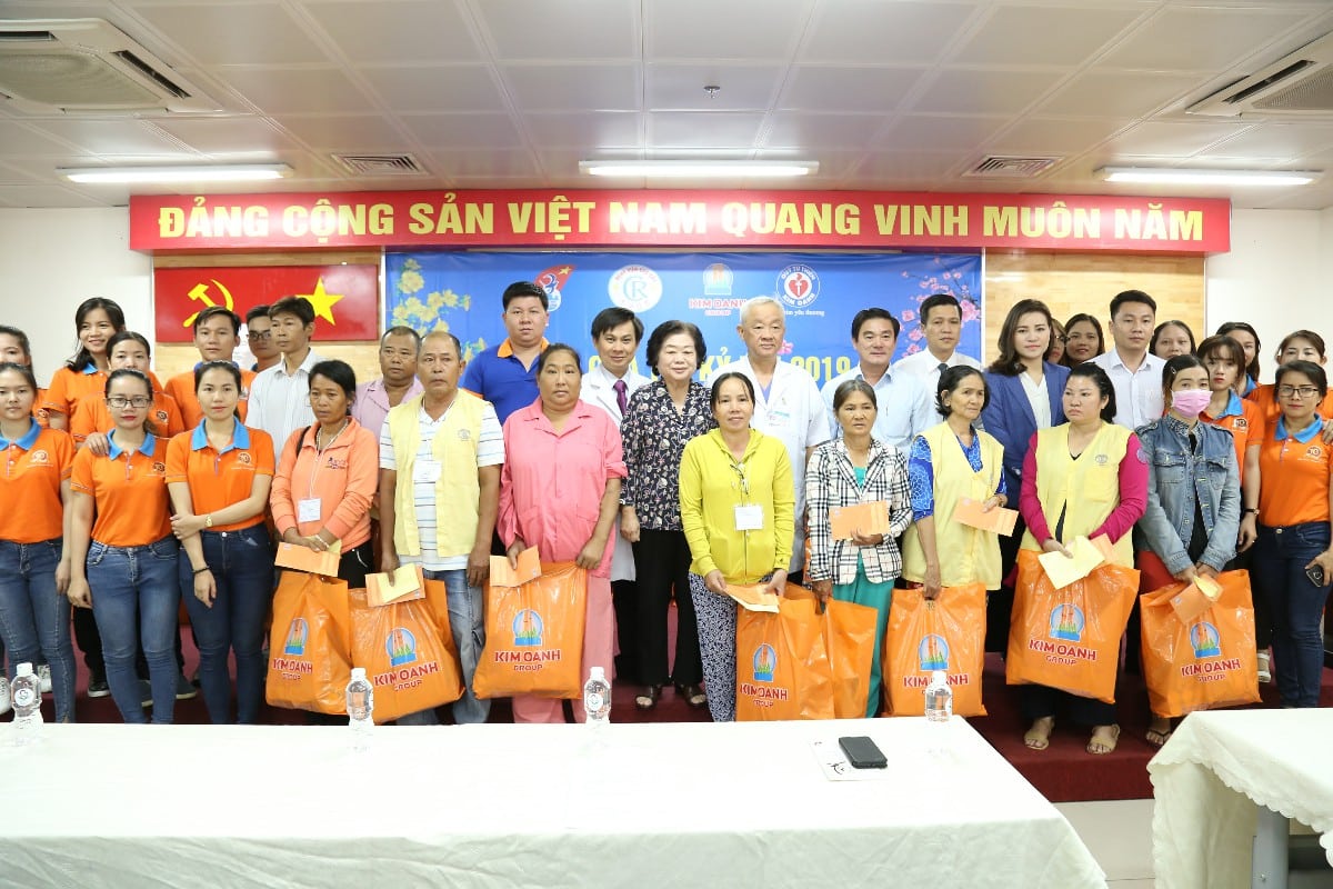 NHỮNG PHẦN QUÀ TẾT ĐẾN VỚI BỆNH NHÂN NGHÈO