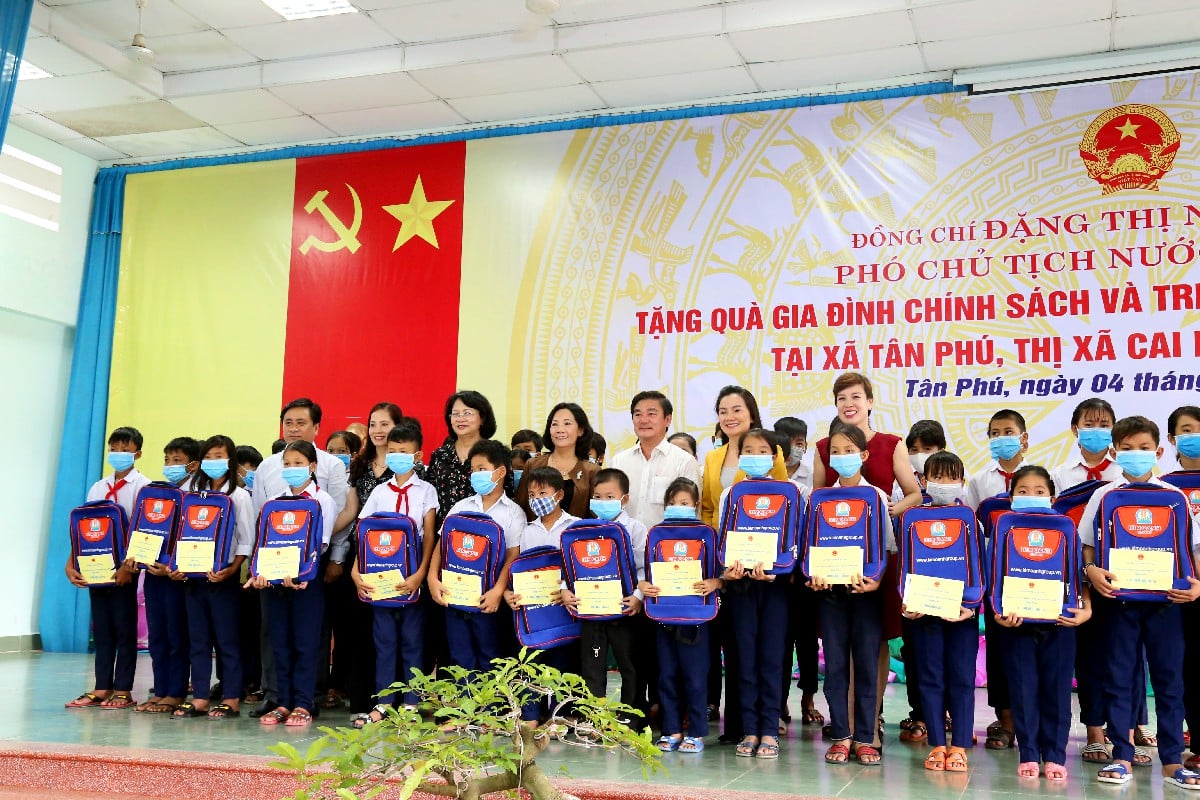 TRAO TẶNG HỌC BỔNG VỮNG BƯỚC ĐẾN TRƯỜNG CHO HỌC SINH NGHÈO