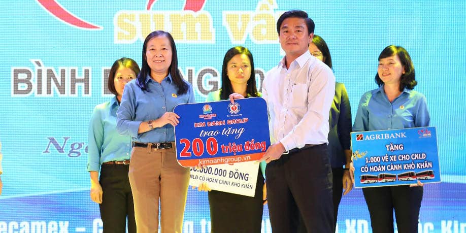 TRAO TẶNG 200 TRIỆU ĐỒNG CHĂM LO TẾT CHO CÔNG NHÂN LAO ĐỘNG BÌNH DƯƠNG