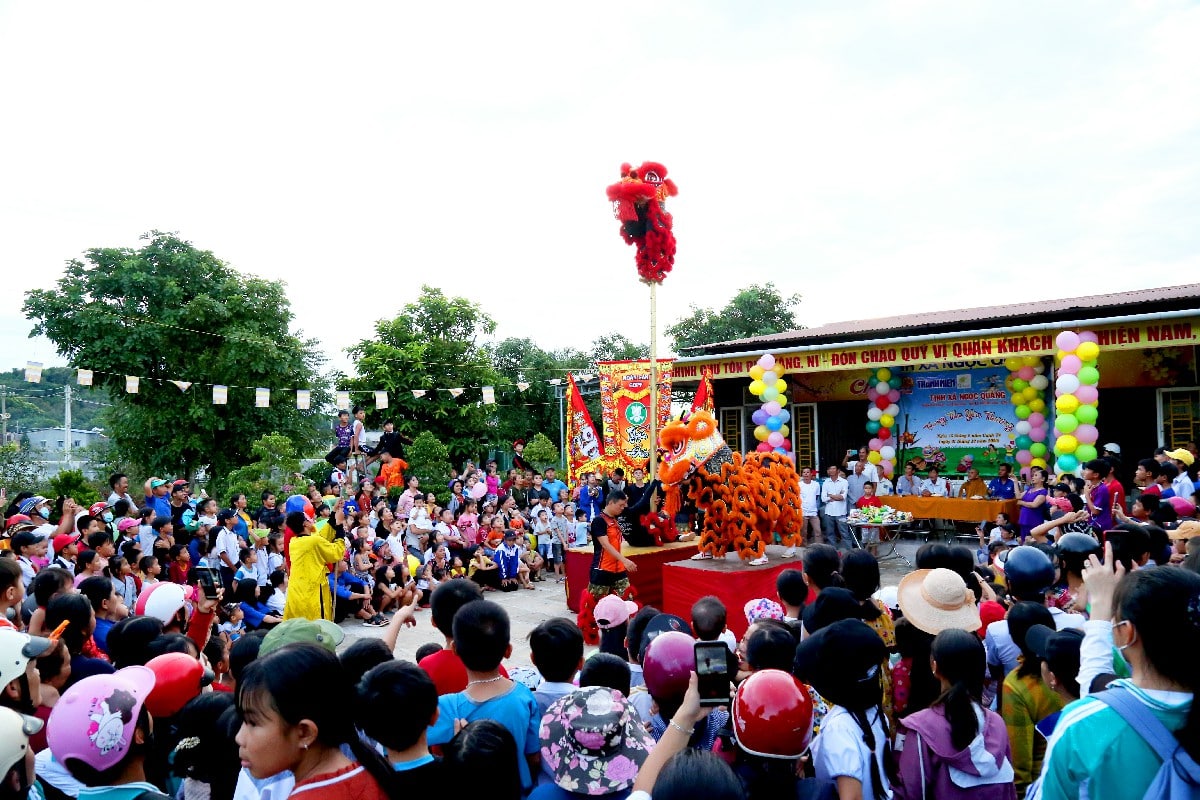 TẶNG QUÀ TRUNG THU CHO TRẺ EM XÃ BÌNH HÒA, HUYỆN KRÔNG ANA, TỈNH ĐẮK LẮK