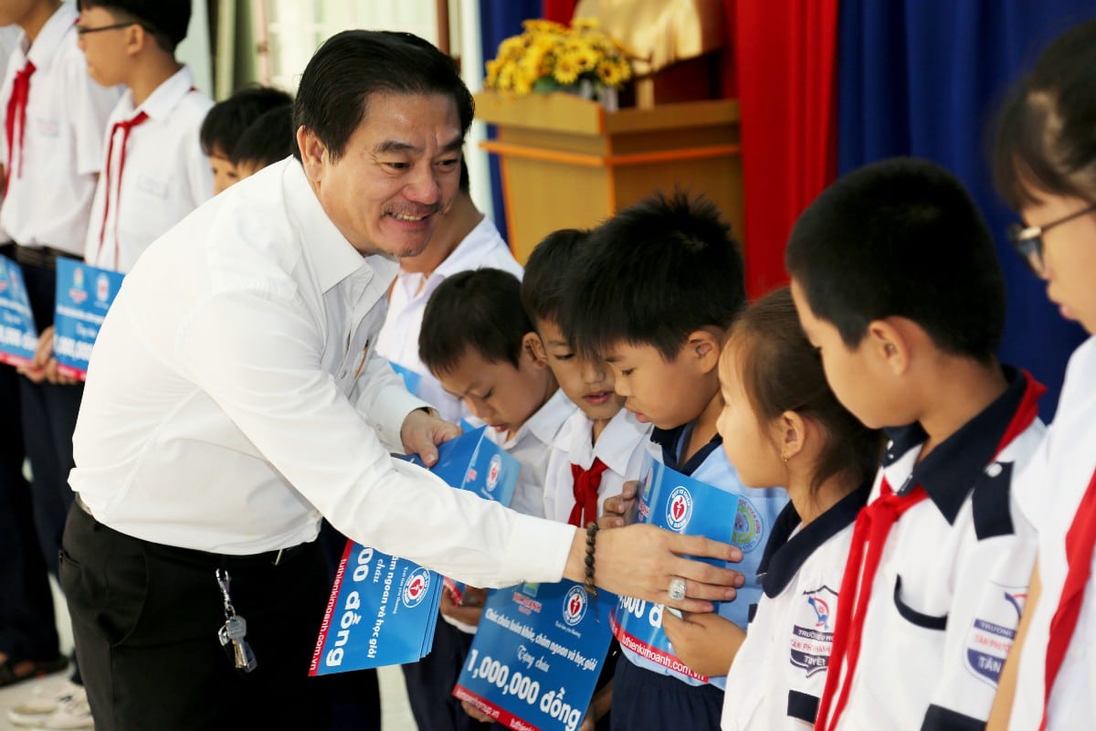 200 PHẦN HỌC BỔNG CHO HỌC SINH VƯỢT KHÓ HỌC GIỎI TỈNH BÌNH DƯƠNG