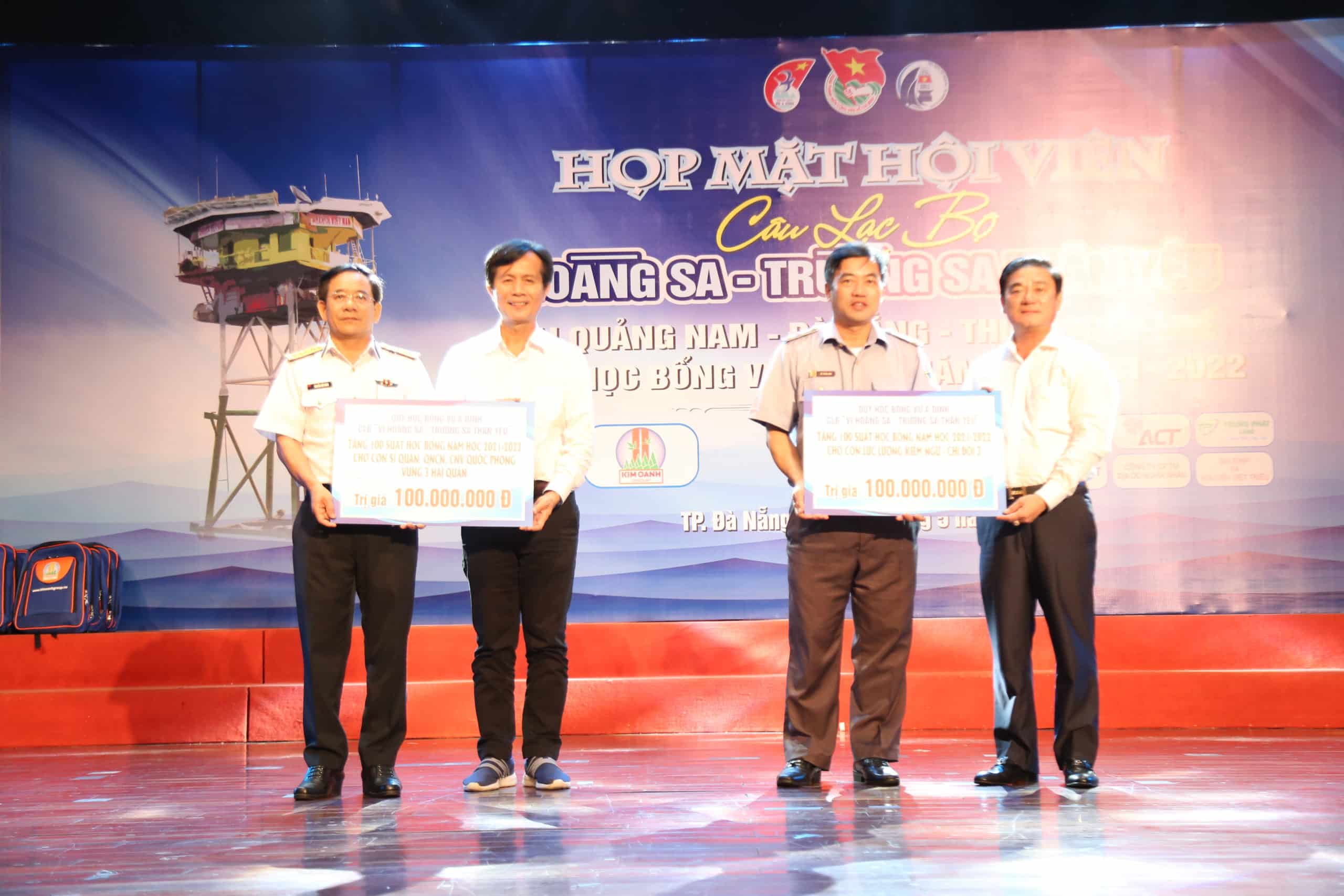 Quỹ từ thiện Kim Oanh trao tặng 200 suất học bổng cho con em Hải quân vùng 3, Kiểm ngư tại Đà Nẵng