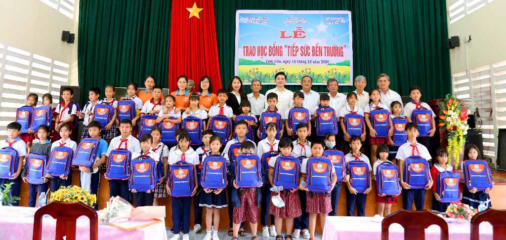 TRAO TẶNG HỌC BỔNG TIẾP SỨC ĐẾN TRƯỜNG CHO CÁC EM HỌC SINH HUYỆN VĨNH CỬU, TỈNH ĐỒNG NAI