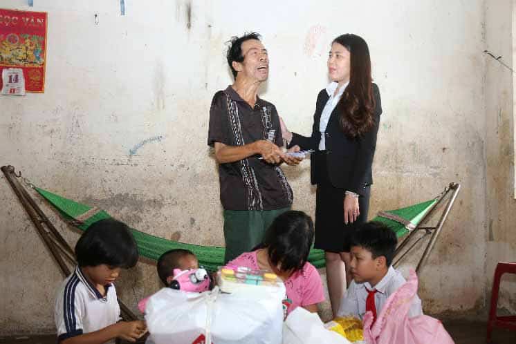 NGƯỜI CHA GIÀ KHUYÊT TẬT NUÔI 4 NGƯỜI CON THƠ DẠI