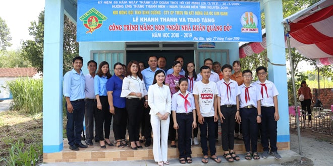 Bàn giao ngôi nhà “Khăn Quàng Đỏ” cho học sinh nghèo