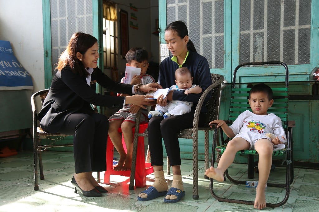 CÓ MỘT CẬU BÉ CHỈ MỚI 10 TUỔI ĐÃ LÀ TRỤ CỘT GIA ĐÌNH LO CHO CHA MẸ VÀ CÁC EM.