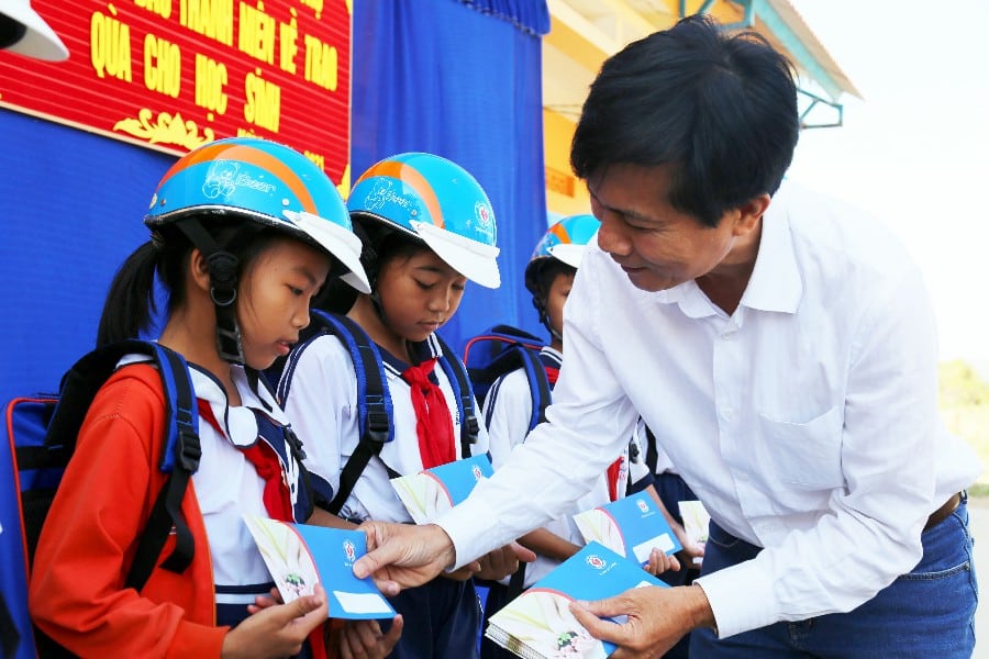 TIẾP SỨC ĐẾN TRƯỜNG CHO HỌC SINH NGHÈO TỈNH BÌNH THUẬN