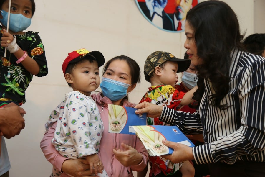 500 PHẦN QUÀ TẾT TẶNG CÁC BỆNH NHÂN NGHÈO