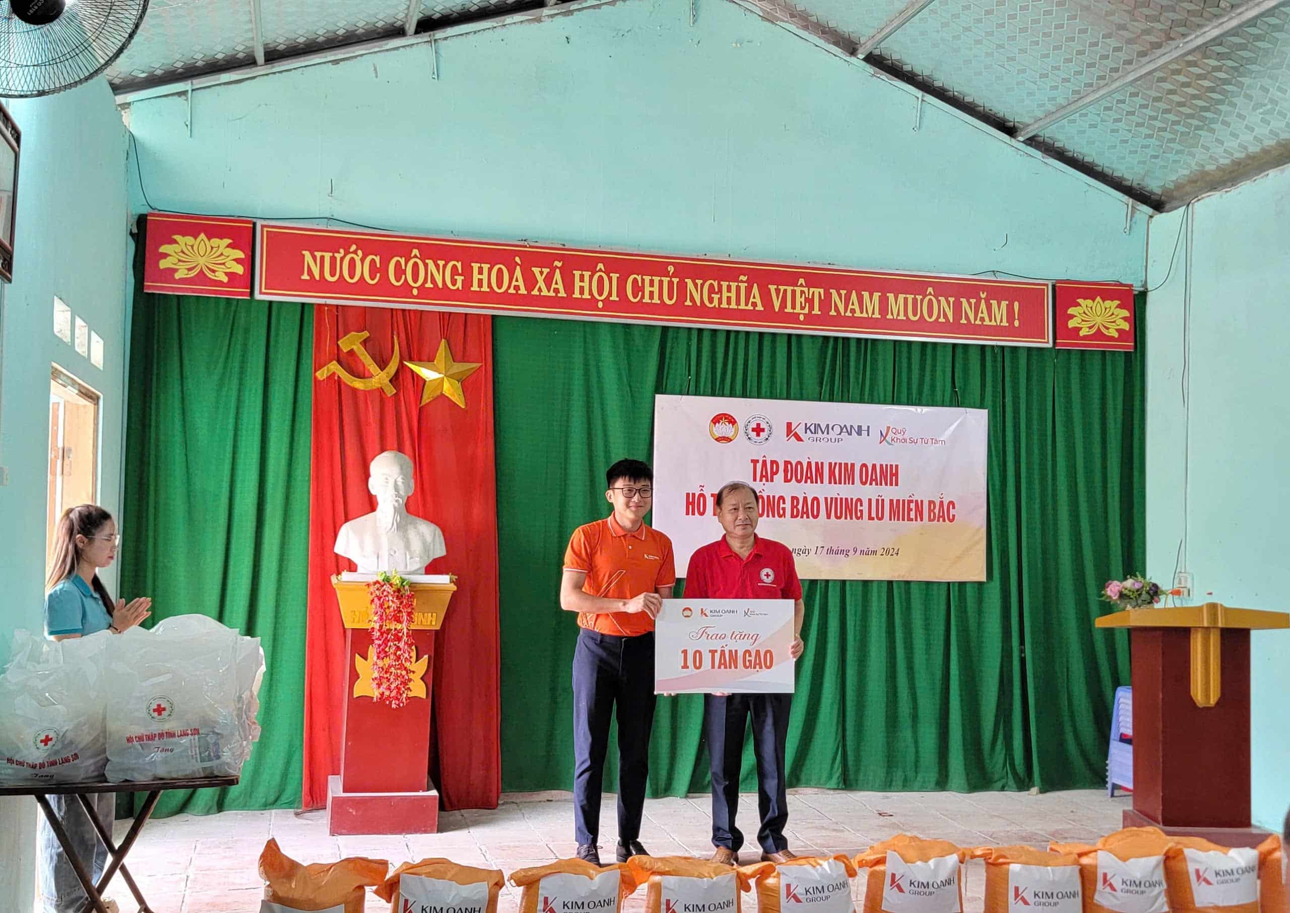 Kim Oanh Group mang gạo đến vùng sâu, vùng bị ngập lụt nghiêm trọng
