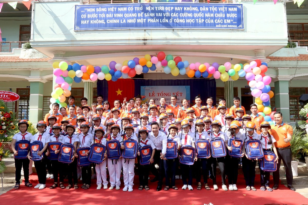 166 PHẦN HỌC BỔNG KHEN TẶNG CÁC EM HỌC SINH TRƯỜNG THCS HÒA PHÚ, TP THỦ DẦU MỘT, TỈNH BÌNH DƯƠNG