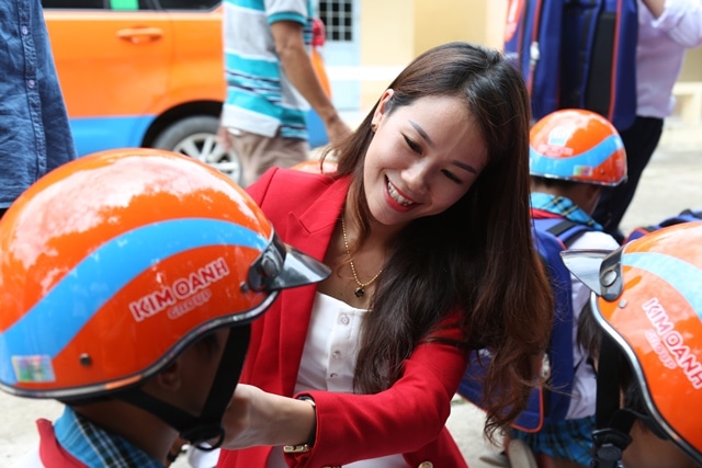 TỪ THIỆN KIM OANH TIẾP SỨC ĐẾN TRƯỜNG CHO TRẺ EM NGHÈO TỈNH VĨNH LONG
