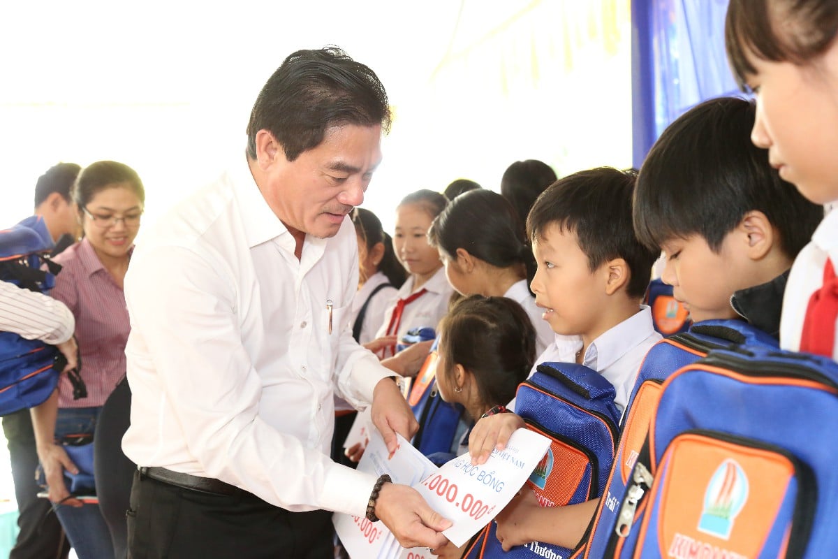 150 PHẦN HỌC BỔNG TRAO TẶNG TRẺ EM CÓ HOÀN CẢNH ĐẶC BIỆT KHÓ KHĂN HUYỆN PHÚ GIÁO, TỈNH BÌNH DƯƠNG