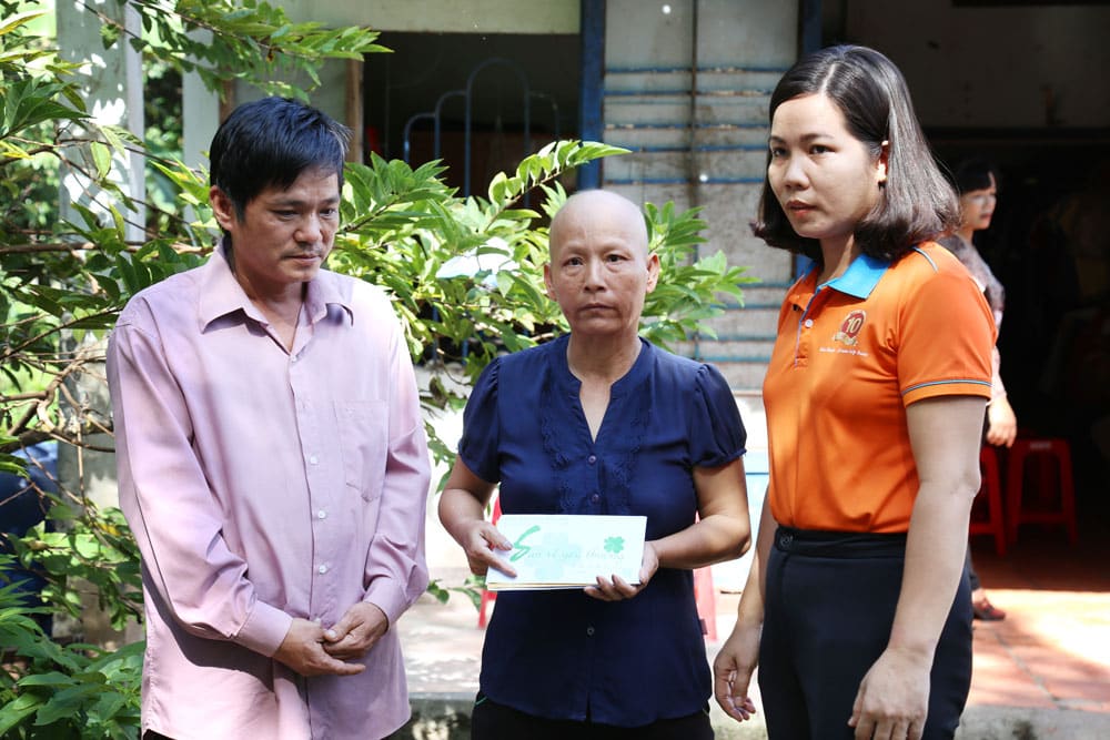 GÁNH NẶNG TRÊN VAI NGƯỜI ĐÀN ÔNG CHĂM VỢ UNG THƯ