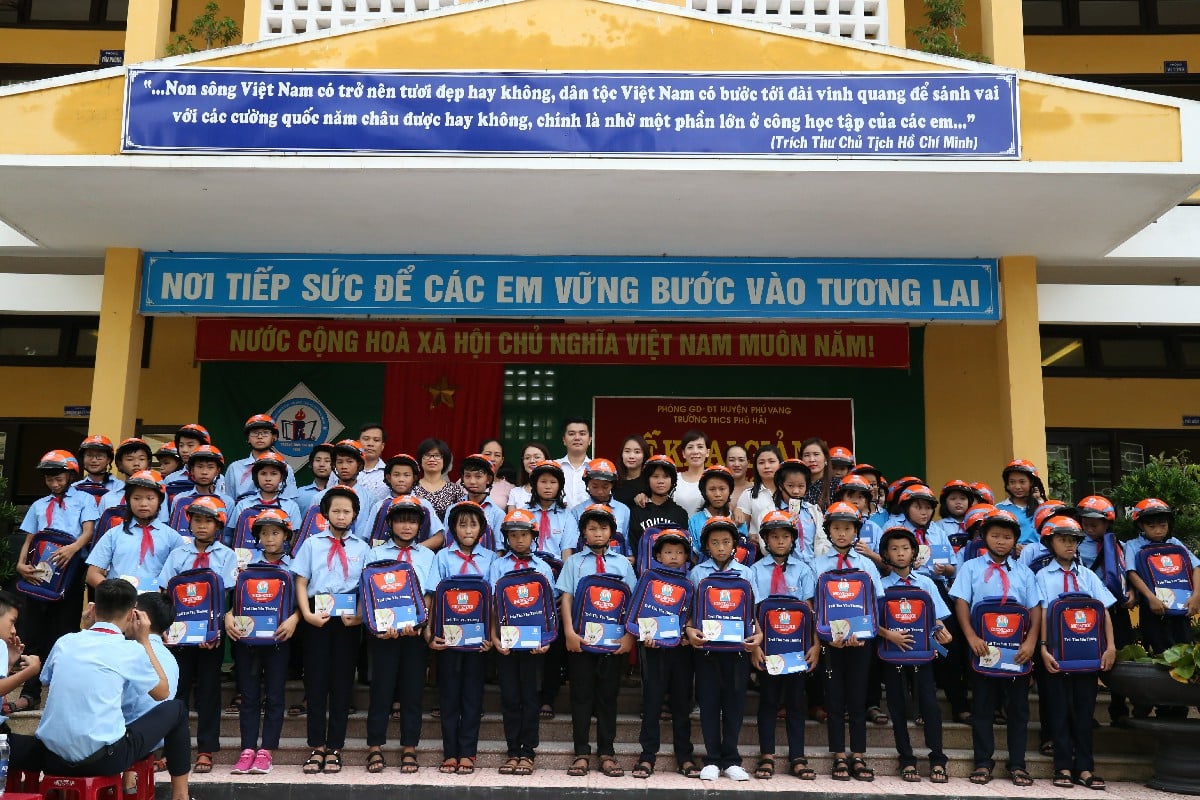 VỀ THĂM TRƯỜNG CŨ, CỰU HỌC SINH ƯU TÚ TRAO TẶNG HỌC BỔNG ĐỘNG VIÊN ĐÀN EM CỐ GẮNG HỌC TẬP XÂY DỰNG QUÊ HƯƠNG