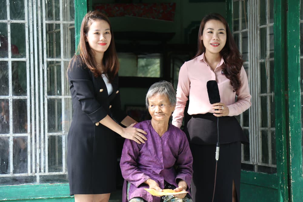 Cụ bà 74 tuổi nuôi con bị tâm thần gần 30 năm.
