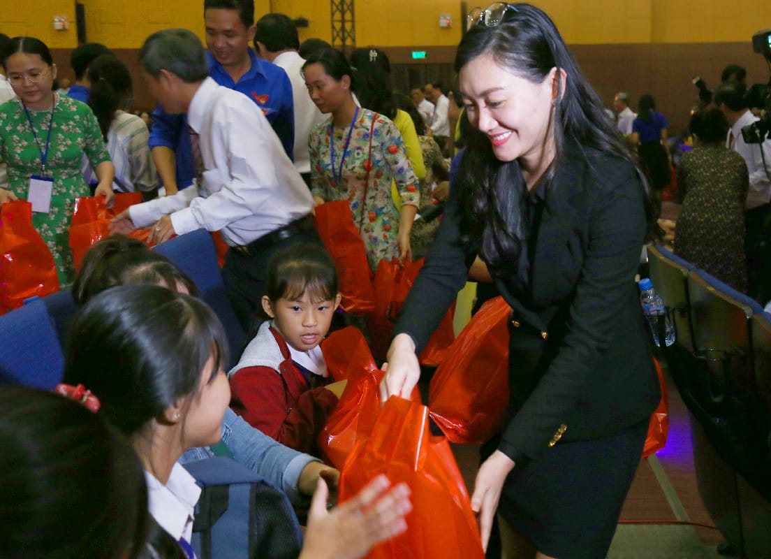 TỪ THIỆN KIM OANH VỚI NHỮNG HOẠT ĐỘNG CHĂM LO CHO TRẺ EM TỈNH NHÀ